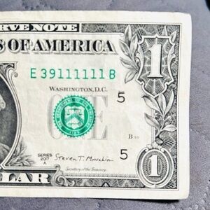 USA ONE DOLLAR BILL YALL! SIX 111111’s IN A ROW!! SUPER RARE 6 ofa KIND!! Ck it.